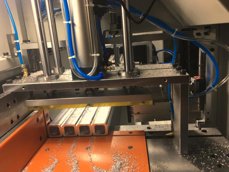 【無錫】選擇鄧氏高效全自動鋁材切割機(jī)，用于方形鋁管手機(jī)外殼材料切割