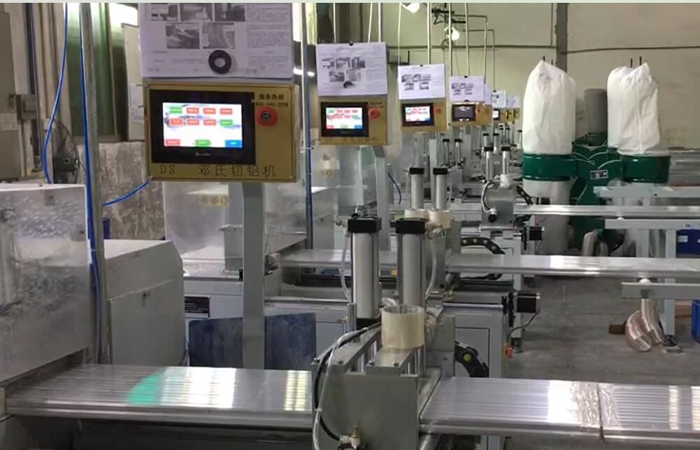 切鋁機客戶使用現(xiàn)場，8臺切鋁設備并切，3人操作