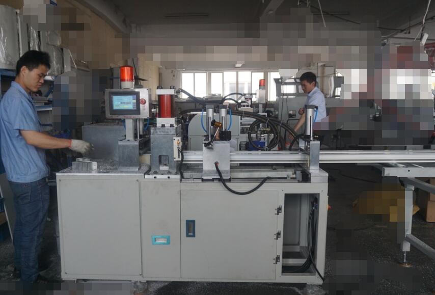 【無錫】周總接到大訂單，訂購鄧氏光伏壓塊沖切一體機(jī)助力